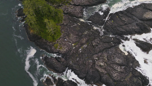 Waves Crashing on Rocks in Tofino 4